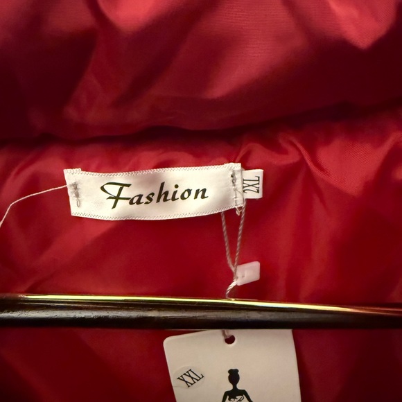 Chic Red Puffer Jacket - Picture 6 of 6